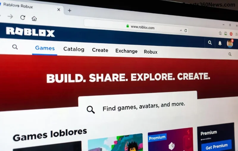 لاعبون يتعاونون في لعبة Doors Roblox أمام باب مرعب