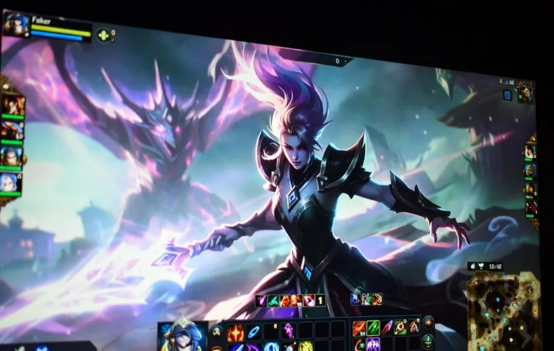 لاعب يلعب League of Legends مع لوحة مفاتيح
